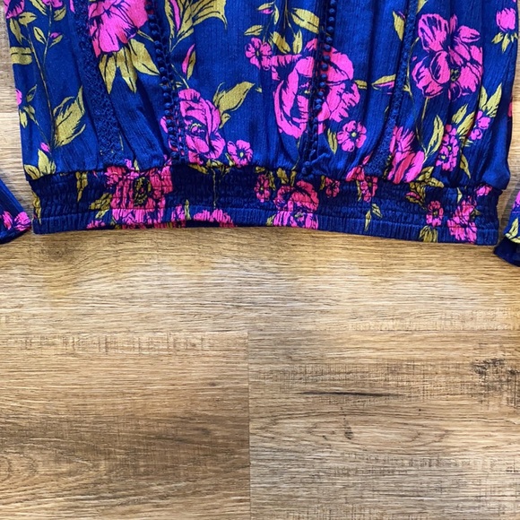 Express Bell-Sleeved Top - Picture 3 of 9